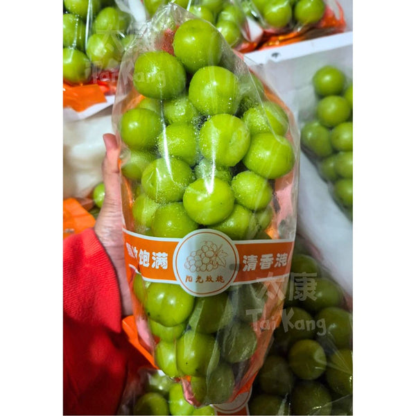 Premium JUMBO Shine Muscat Grapes (1KG) *Huge and Crunchy*